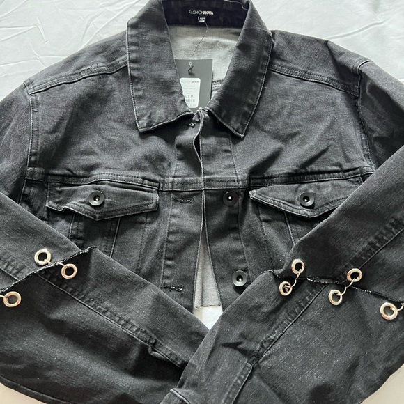 Grey jean jacket from fashionnova. Never worn - Picture 3 of 4